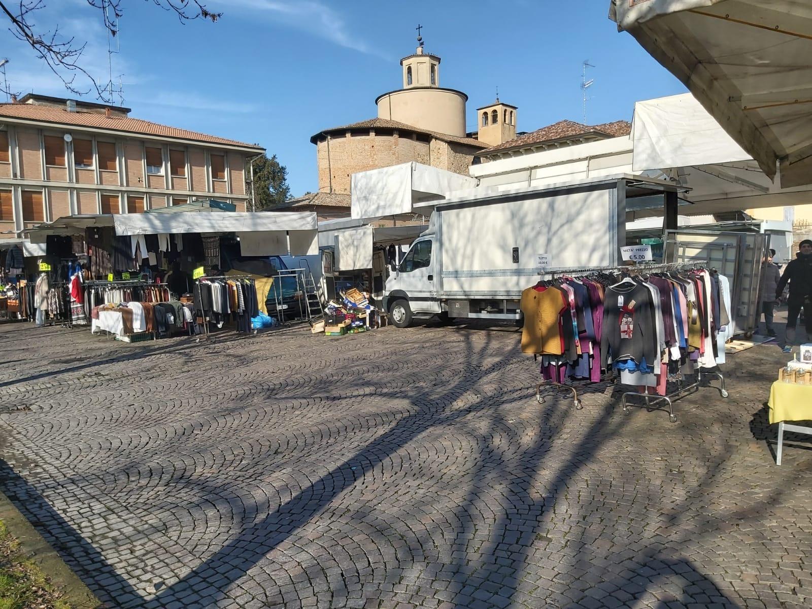 Il mercato del lunedì di Montecchio diviso in due piazza