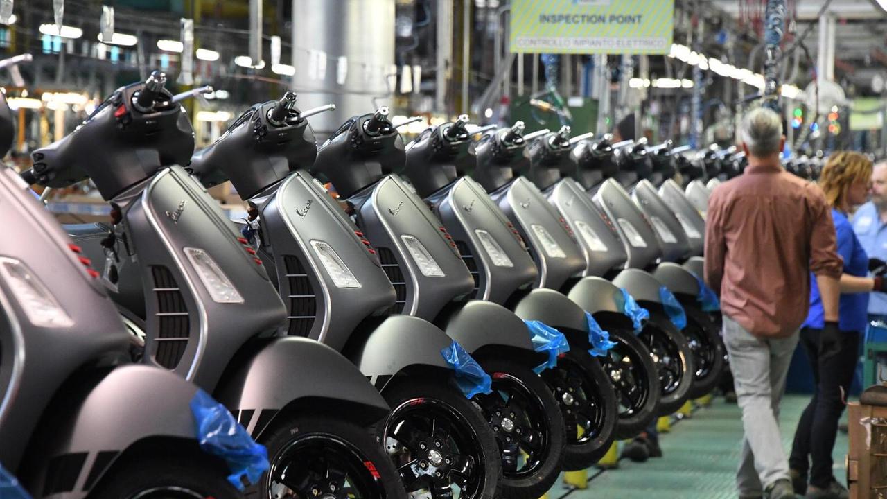 La linea dei montaggio della Vespa all'interno della Piaggio di Pontedera