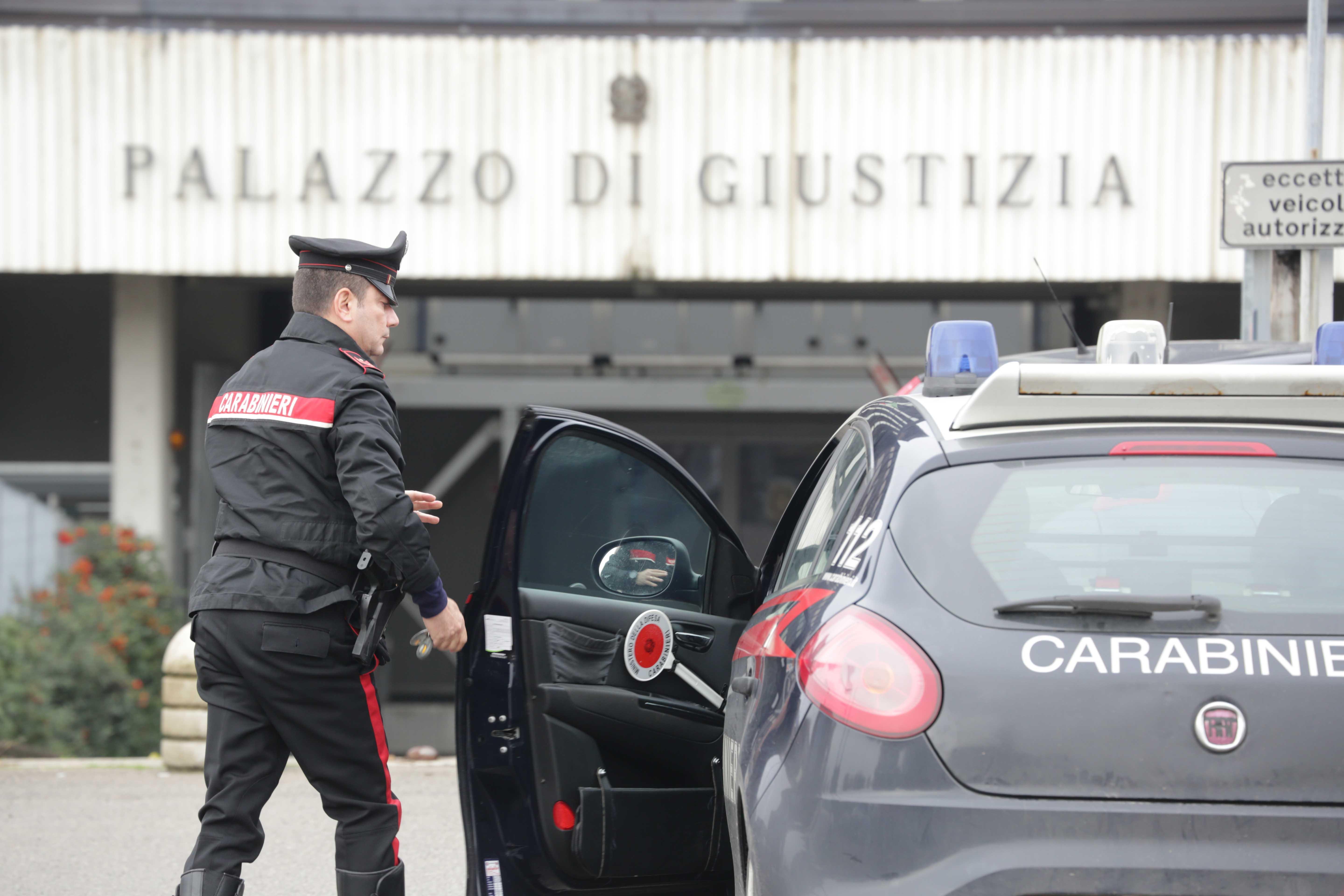Continua a tormentare l'ex moglie e finisce ai domiciliari