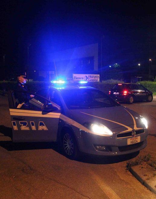 Donna rapinata della borsetta e trascinata a terra dal bandito 