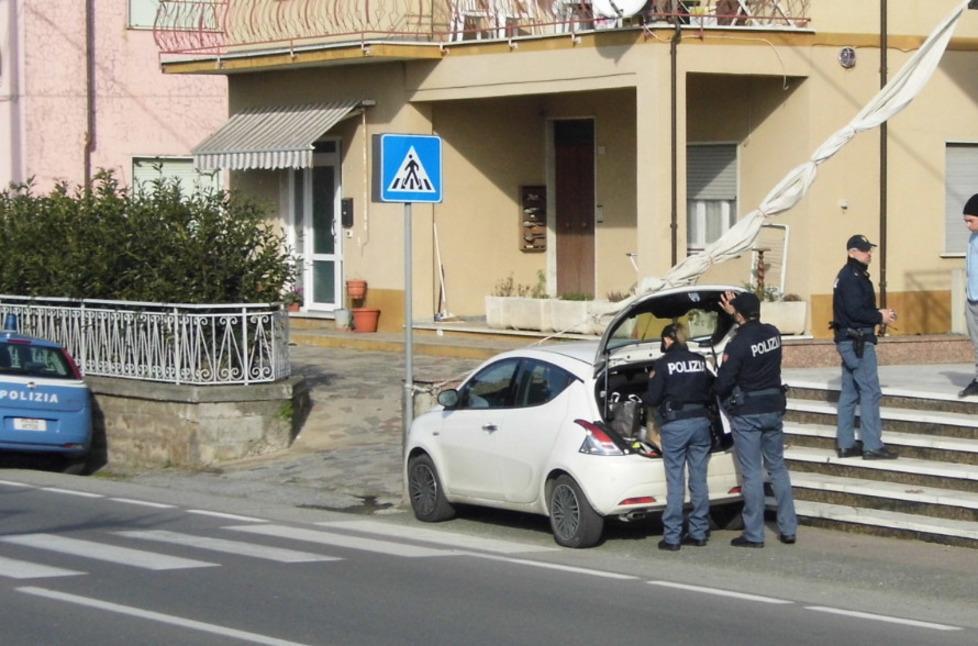 Il bar chiuso e l’auto abbandonata i segnali