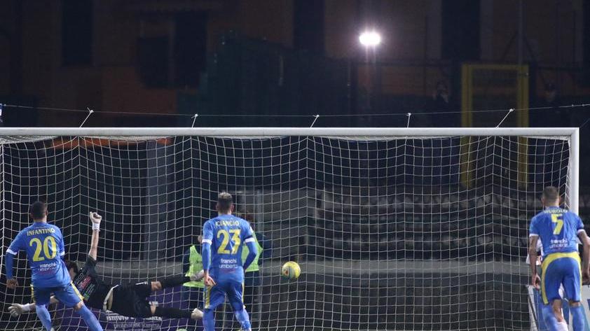 Carrarese, il derby è tuo: Pontedera battuto Cardoselli e poi Infantino per i tre punti