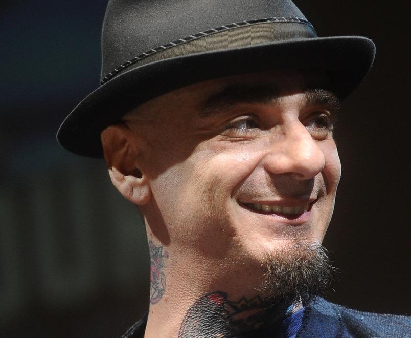 J-Ax: «Una “Beretta” per le donne Se vuoi il rap poi non ti lamentare»