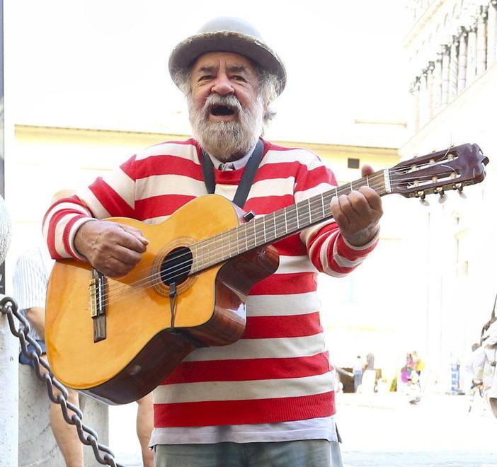 Il cantastorie Gildo “travolto” da un’insolita ondata di chitarre