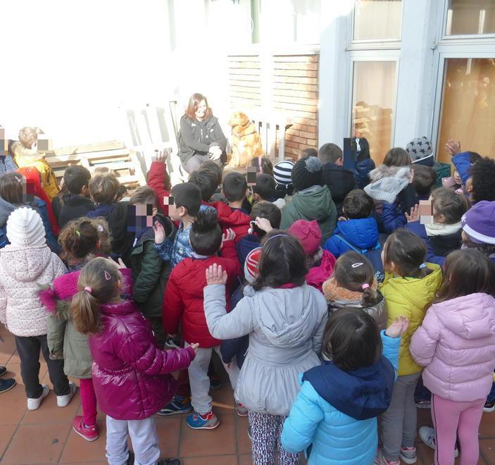 A tu per tu con Fido I bambini imparano ad accarezzare i cani 