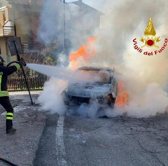 Auto a fuoco mentre è in marcia Paura in città