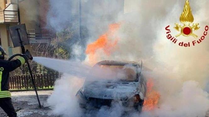 Auto a fuoco mentre è in marcia Paura in città