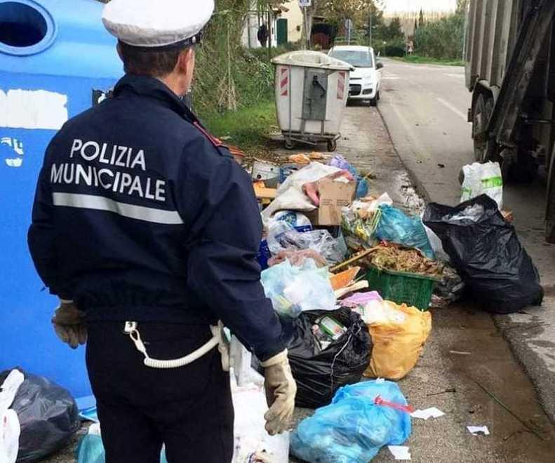Cassonetti al cimitero invasi dalla spazzatura «Telecamere in arrivo» 