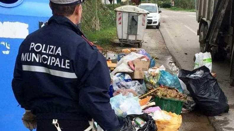 Cassonetti al cimitero invasi dalla spazzatura «Telecamere in arrivo»