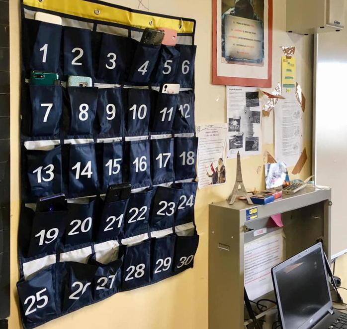 Entri in classe e posi il cellulare Al “Fermi” arrivano le tasche 