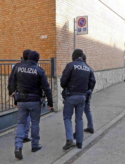 «Aggredito e rapinato» Dopo il fatto va a casa e da lì lancia l’allarme
