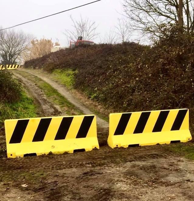 Il sindaco chiude la strada “vietata” 