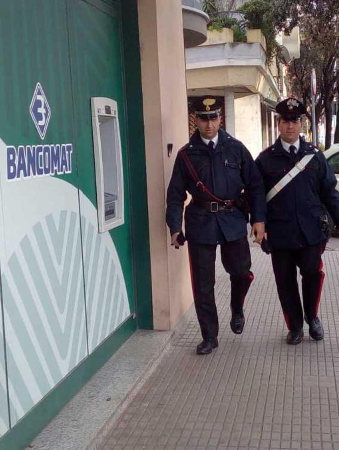 Voleva affittare casa, donna truffata al bancomat 
