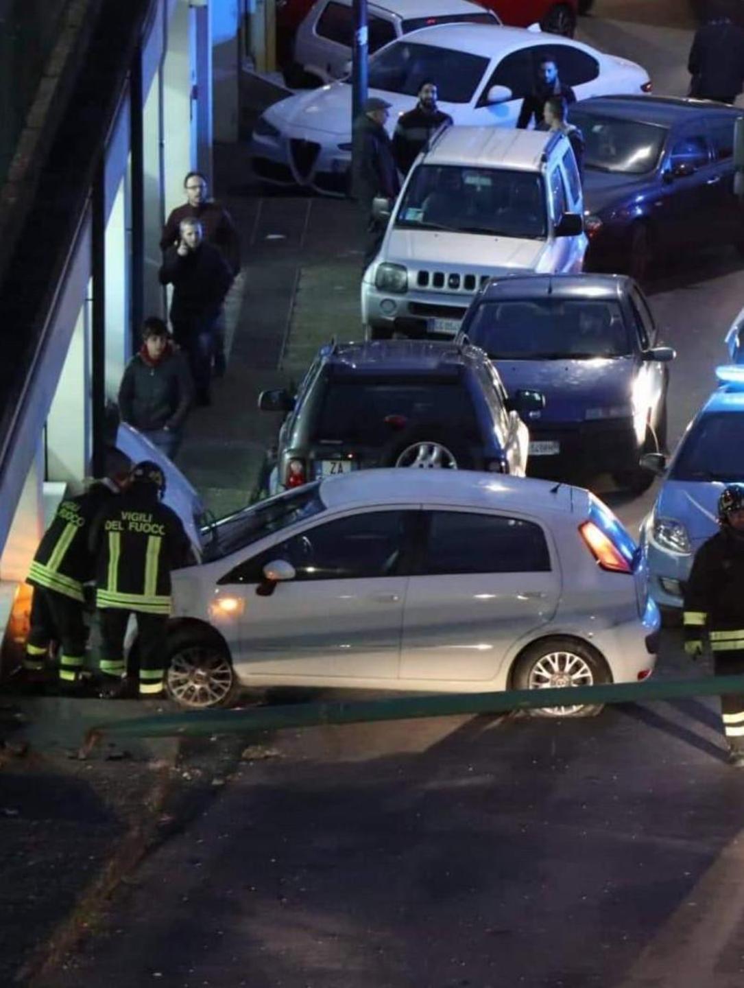 Incidente stradale in pieno centro auto contro palo: 47enne ferita