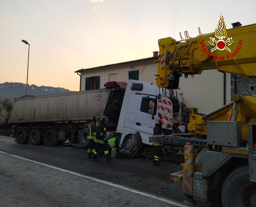 Tir si schianta contro un palazzo e provoca una fuga di gas