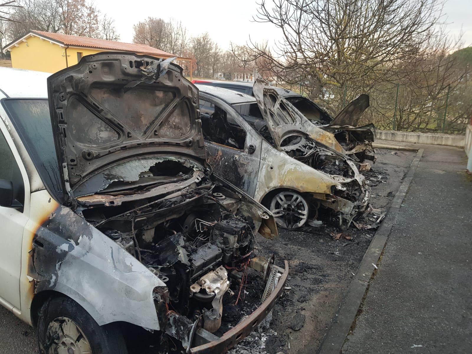 Le auto distrutte in un incendio a Gambassi