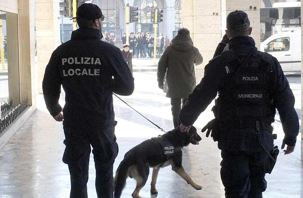 Gli agenti della Polizia locale di Rimini con un loro cane in affiancamento ai colleghi della polizia municipale di Pisa