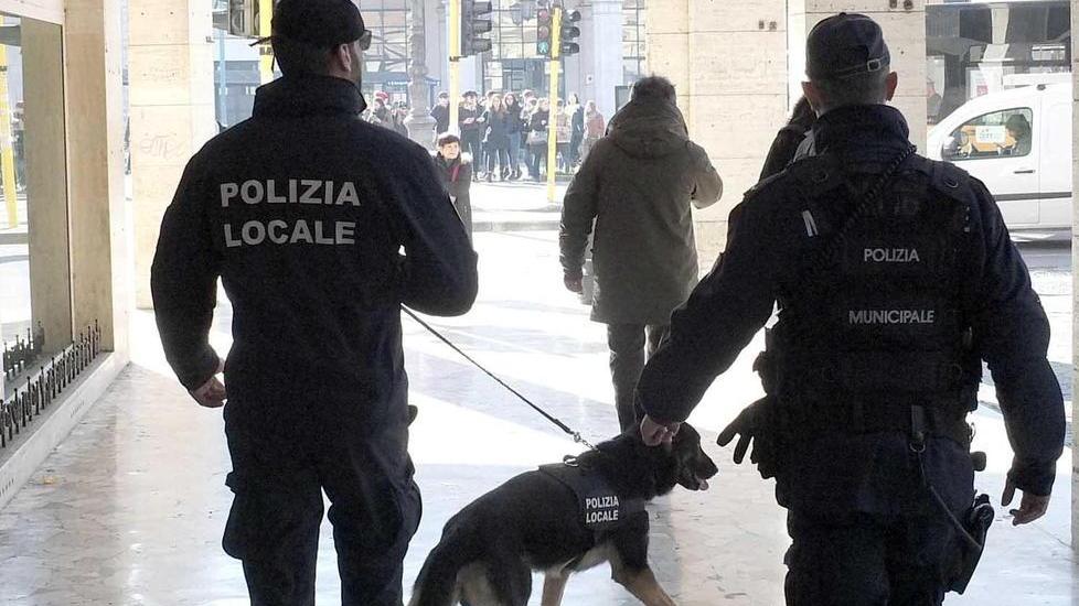Gli agenti della Polizia locale di Rimini con un loro cane in affiancamento ai colleghi della polizia municipale di Pisa
