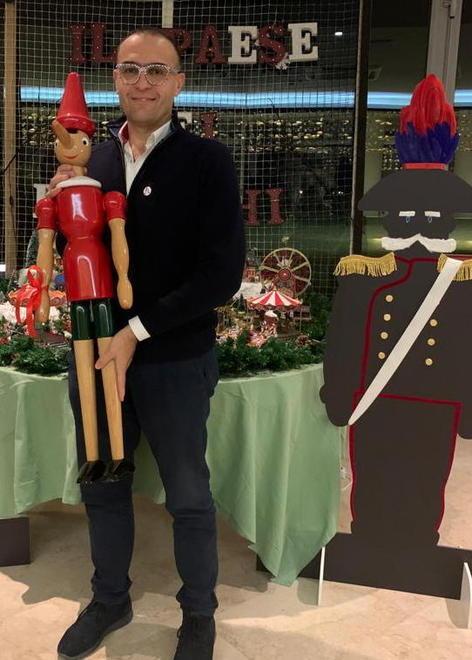 Piergiorgio Mangialardi con Pinocchio, mascotte del Tower Plaza