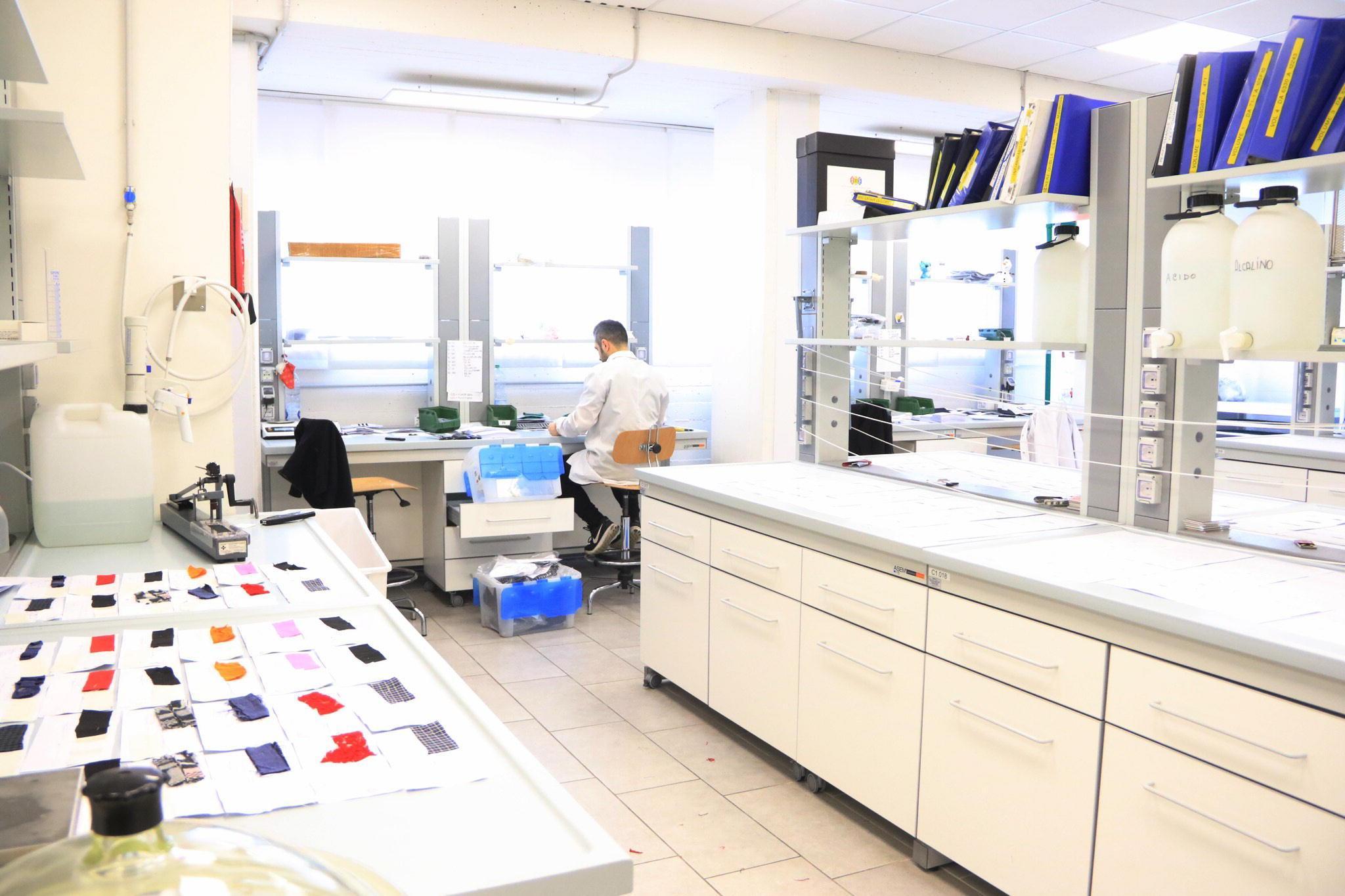 Il laboratorio del Buzzi (foto d'archivio)