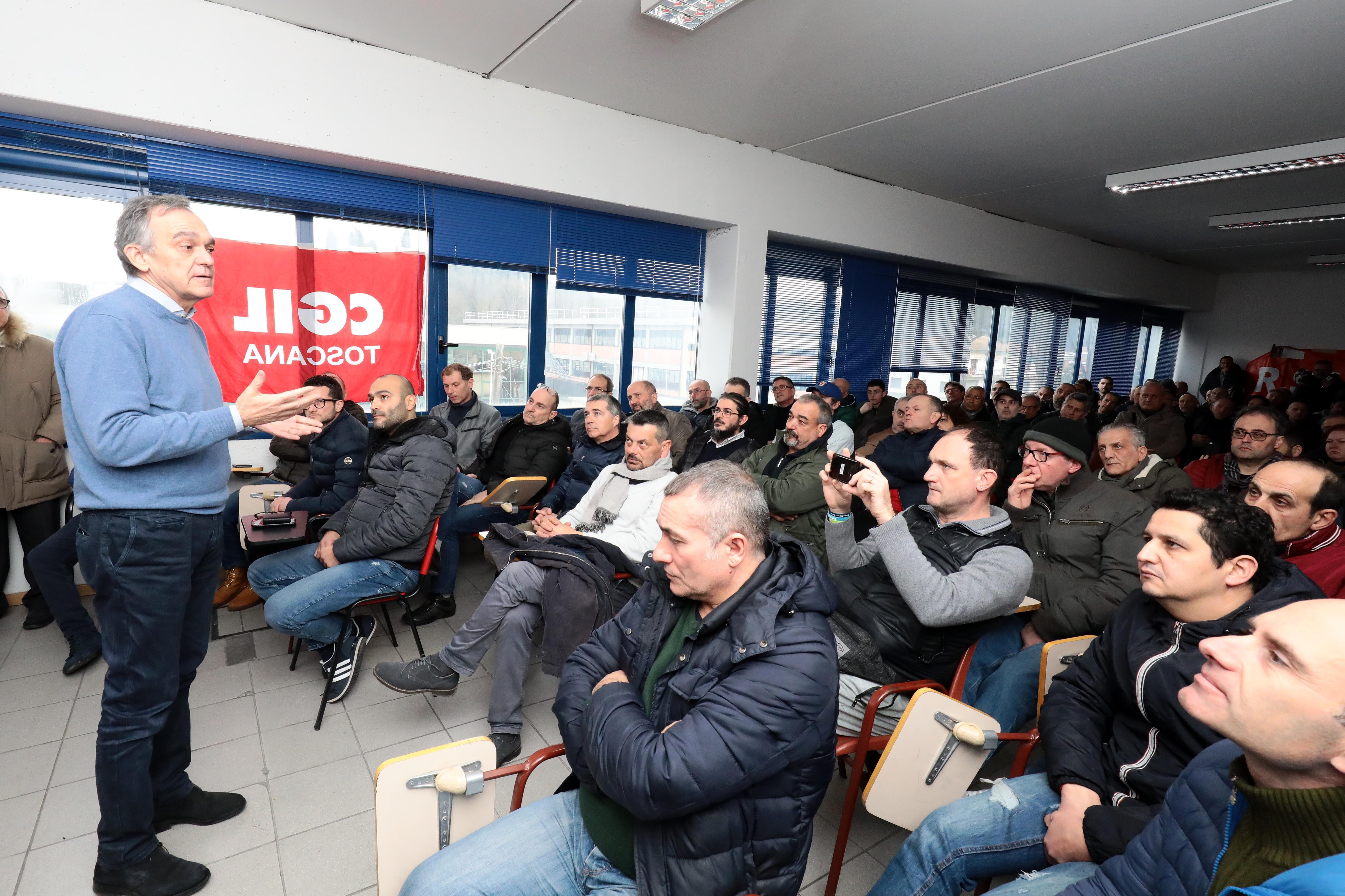 Il presidente della Regione Toscana Enrico Rossi nell'incontro coi lavoratori della Vibac (foto Sestini)