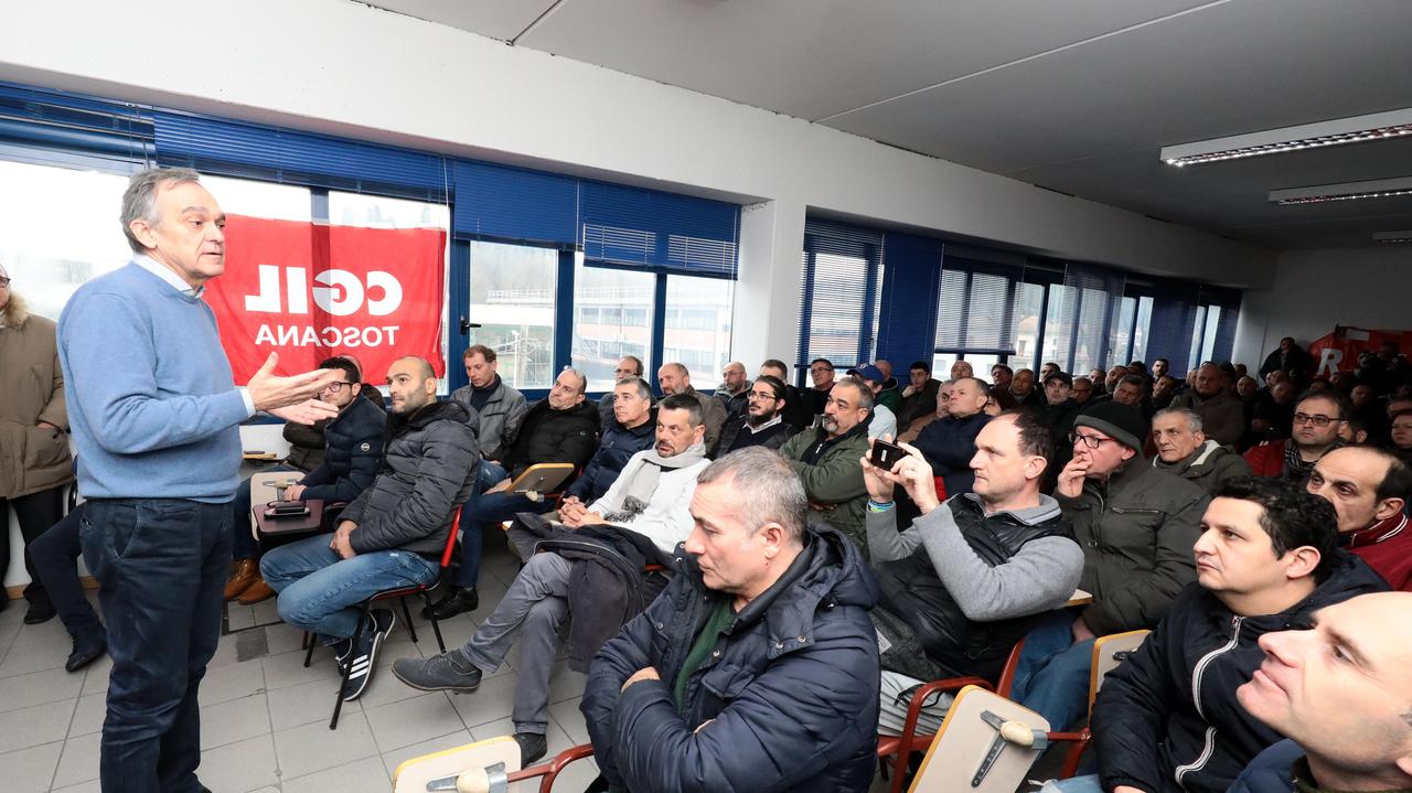 Il presidente della Regione Toscana Enrico Rossi nell'incontro coi lavoratori della Vibac (foto Sestini)