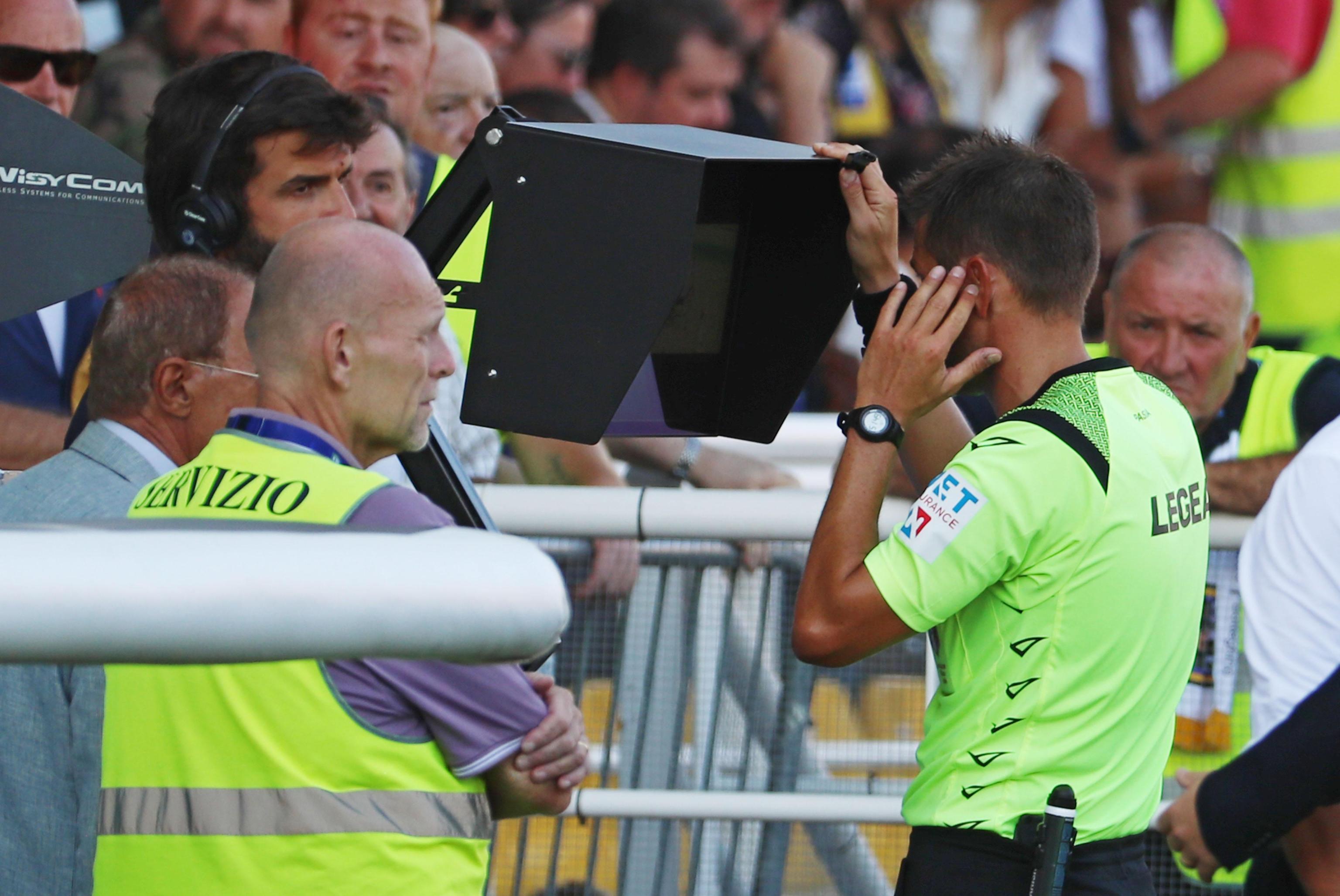 Var, falli, cartellini, proteste... In Italia una partita dura 49’ 