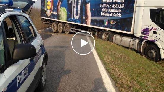 Due camion fuori strada, chiusa via Cardinala