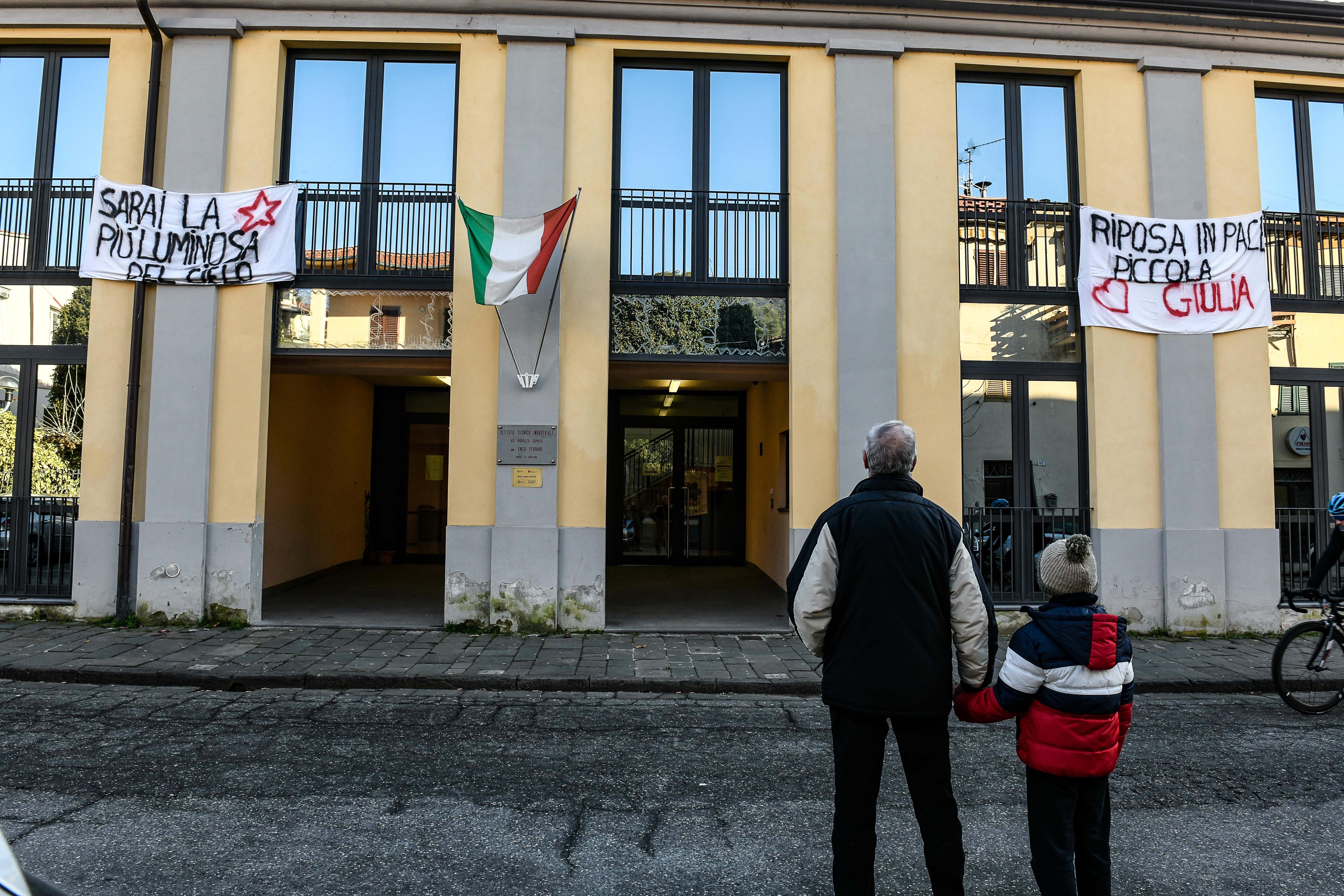 Morte di Giulia, lacrime e baci al cielo tra i banchi del dolore