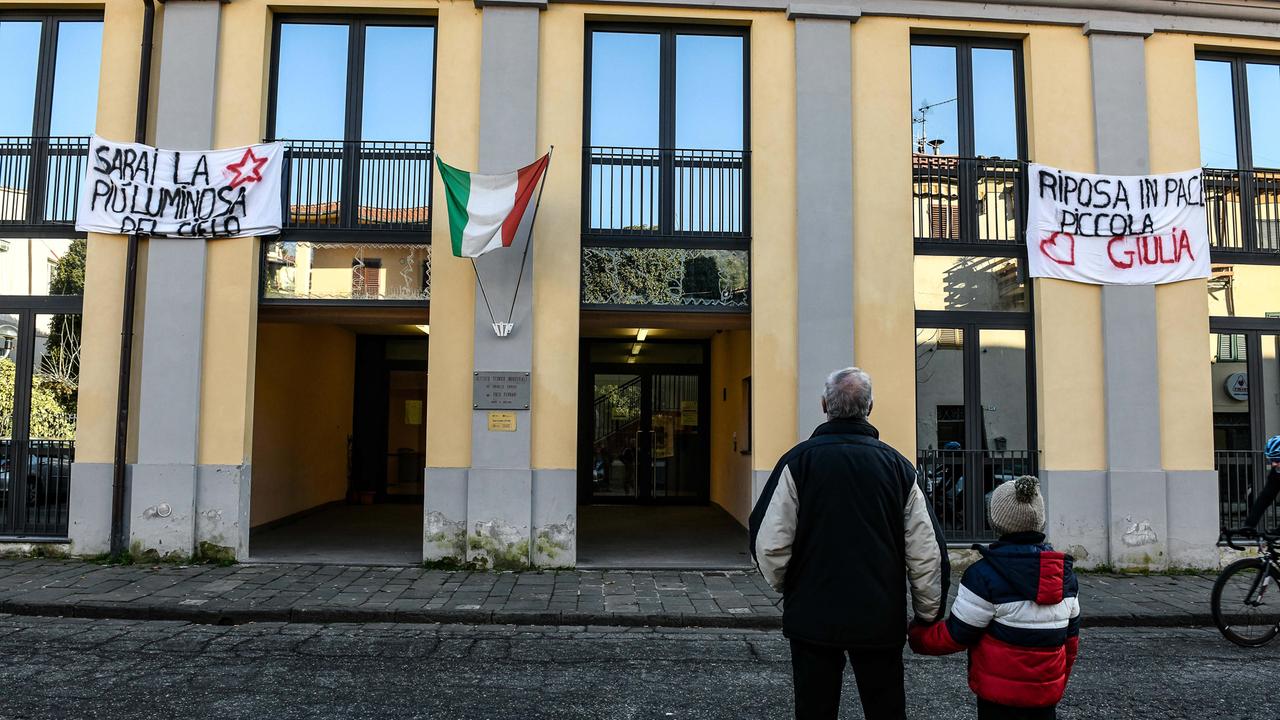 Morte di Giulia, lacrime e baci al cielo tra i banchi del dolore