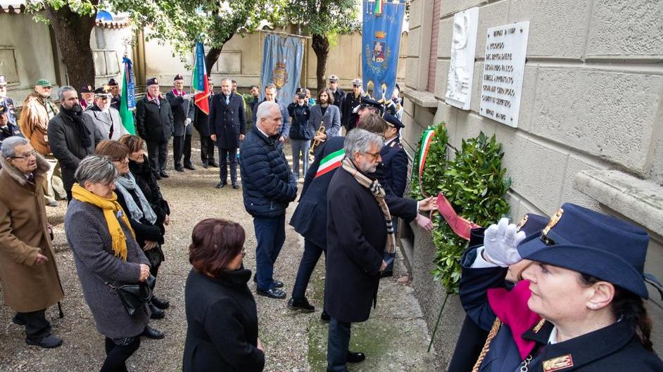 La deposizione di una corona in memoria dei due agenti di polizia Falco e Ceravolo trucidati dal terrorista nero Mario Tuti