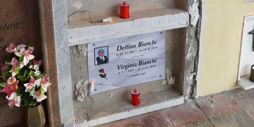 Una delle lapidi rotte dai vandali