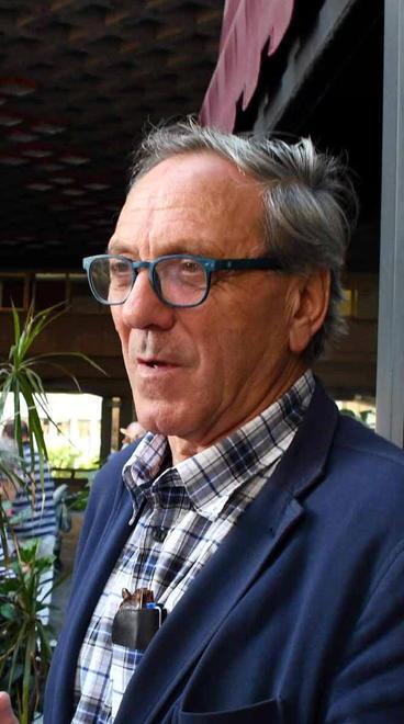 Pugno al vicino, Bompressi ai servizi sociali 