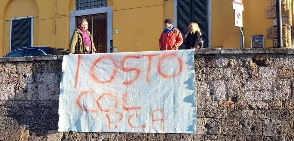 Striscioni e volantini davanti al mercato in favore del Pca 