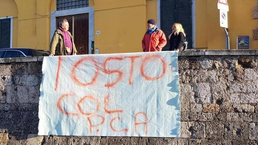Striscioni e volantini davanti al mercato in favore del Pca