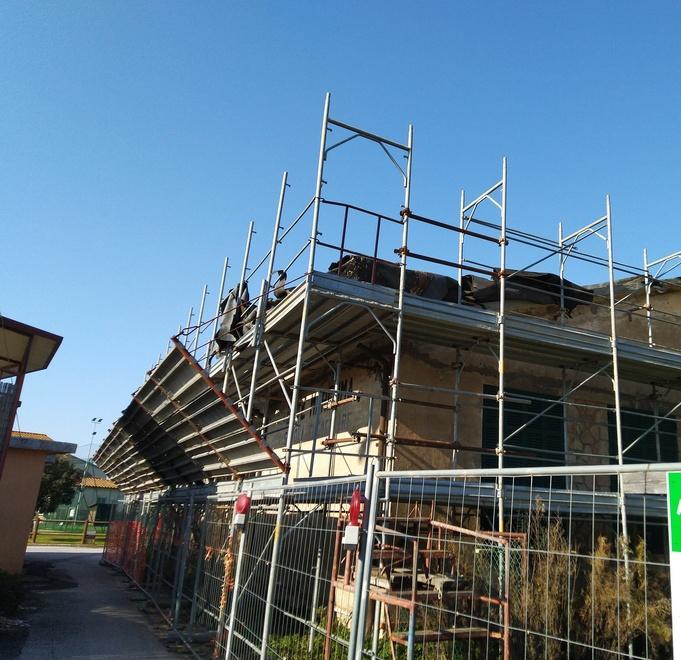 Scuola elementare “ferma” Il cantiere è abbandonato 