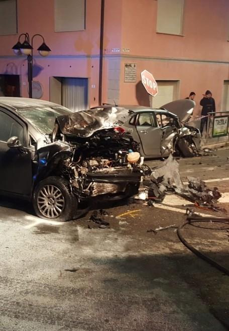 Scontro tra due auto sulla vecchia Aurelia