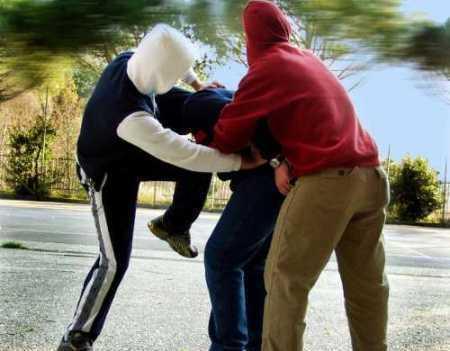 «Dopo l’aggressione a mio figlio disabile lo accompagnerò sempre a scuola» 