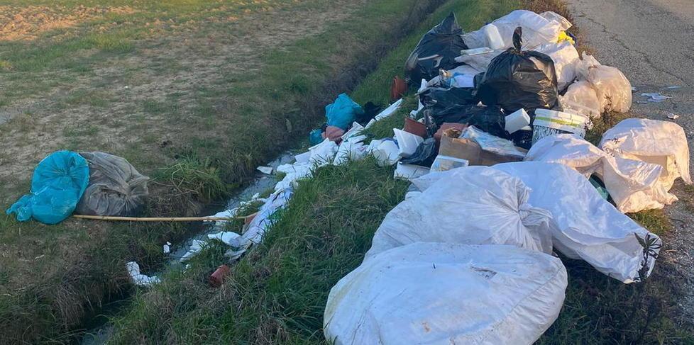 Sgombera il garage e trasforma il fosso in una maxi-discarica
