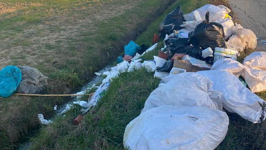 Sgombera il garage e trasforma il fosso in una maxi-discarica