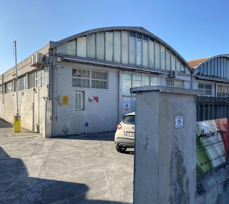 Imprenditore investito da un muletto a 77 anni: ferite gravi a una gamba