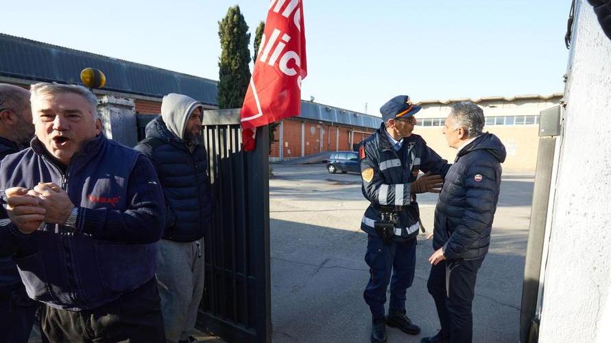 Lasciati fuori dai cancelli Un altro giorno nero per gli operai della Vibac