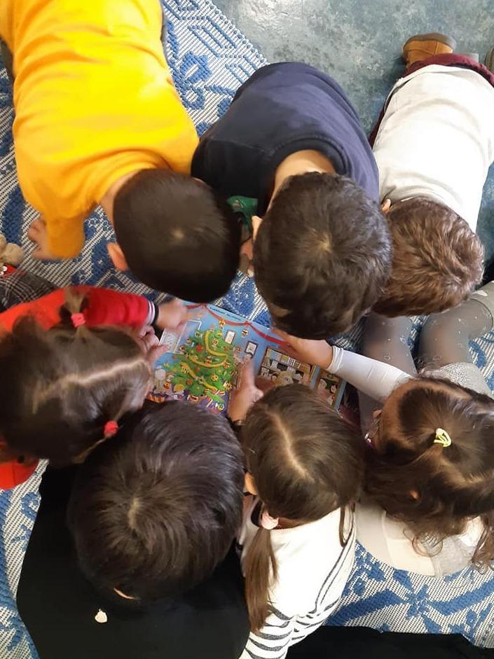 I bimbi giocano con Memory books 