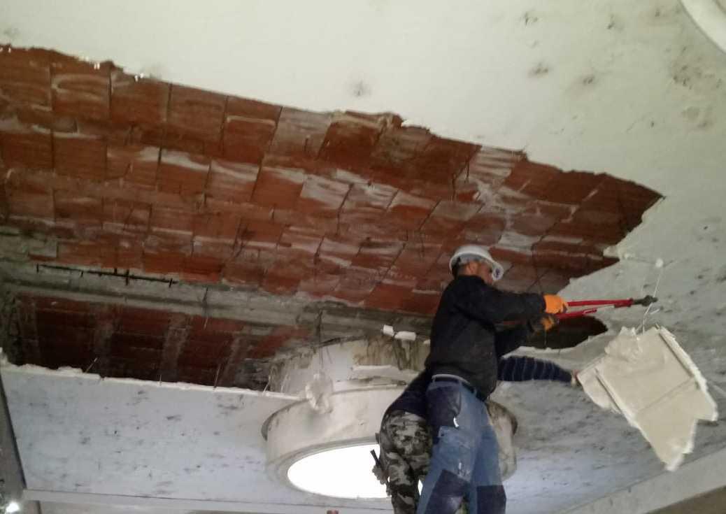 Operai alla Galleria Omodeo in due settimane tutto risolto