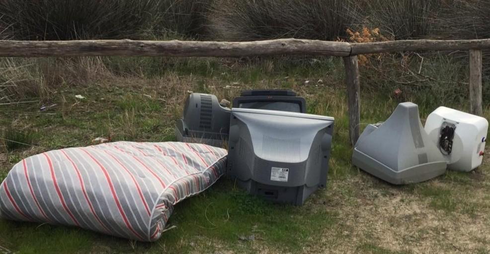 La Caletta, mini-discarica di televisori 