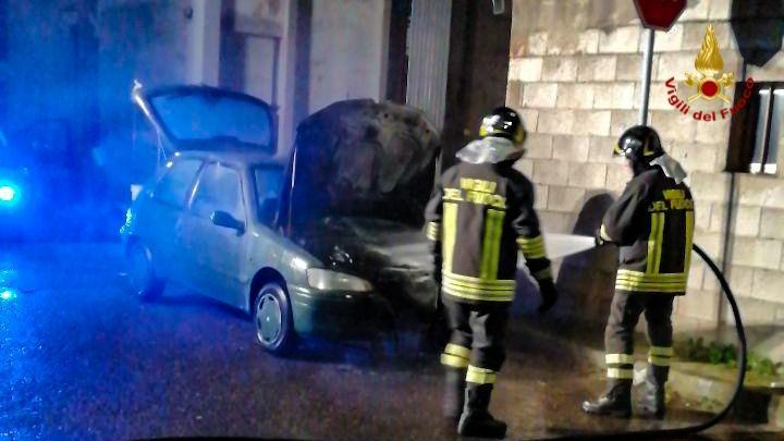 Terralba, incendi nella notte distruggono due auto