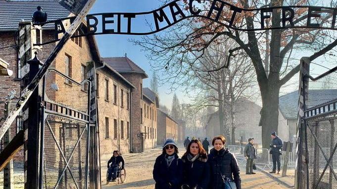 Le tre europarlamentari ad Auschwitz