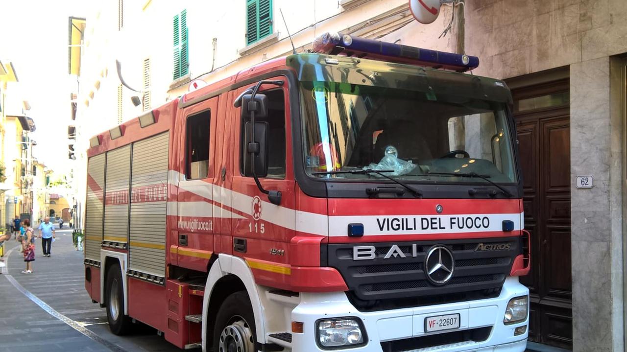 Un'autobotte dei vigili del fuoco (foto archivio)