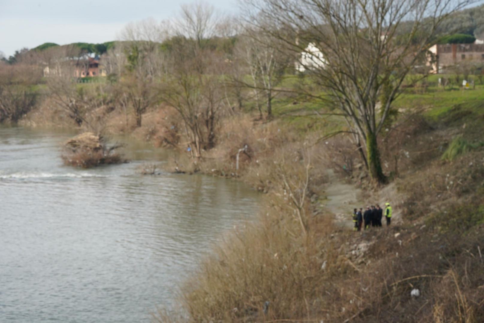 Le operazioni del recupero del corpo emerso in Arno nella zona di Fornacette