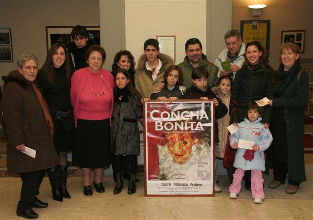 Febbraio 2006: la famiglia pratese Leoni insieme alla presidente Roberta Betti al teatro Politeama